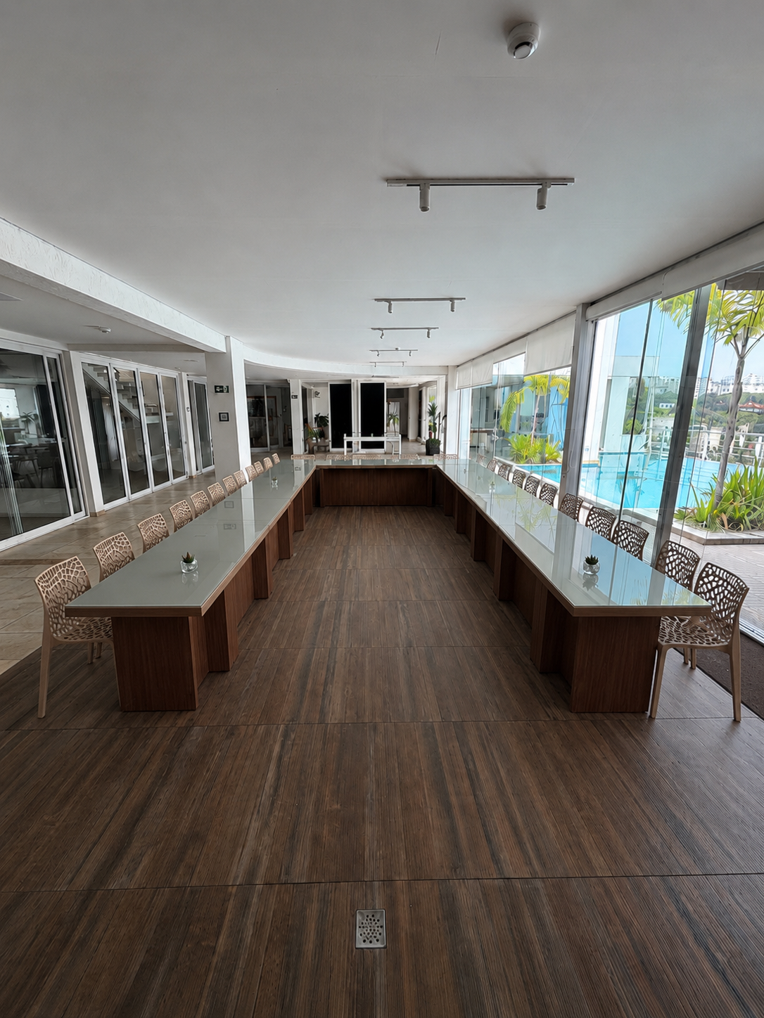 Mesa de reunião em U com vista para a piscina