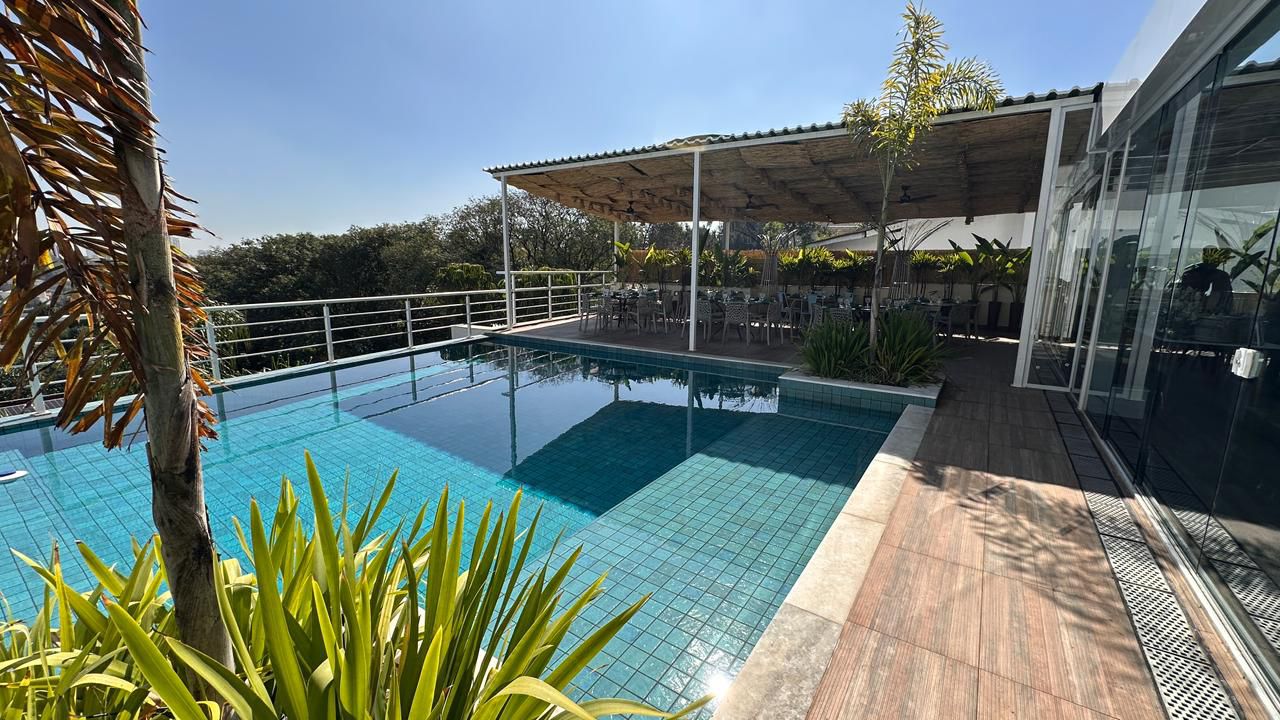 Piscina e deck durante o dia